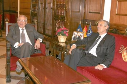 Antonio María Claret, hombre grato donde los haya, se despide de Juan José Imbroda, tras s...