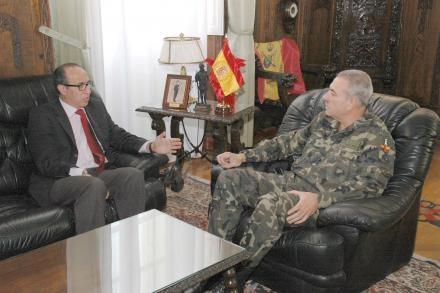 Como es de cortesía, el delegado del Gobierno ha querido saludar a las primeras autoridade...