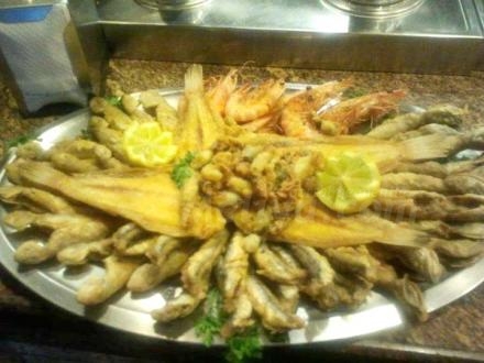 Menuda fritura de pescado nos propone el señor Marta Fiering en su establecimiento
