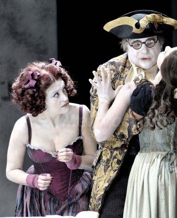 La cola del Kursaal responde a la expectación suscitada por 'El Avaro' de Moliere versiona...