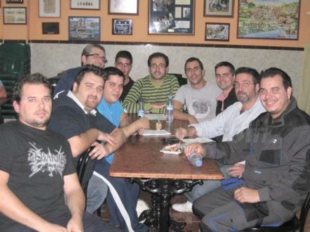 Un momento de relax para que la chirigota de la Casa de Ceuta en Melilla disfrute de un fi...