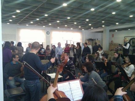 En plena faena, la Orquesta y los Coros de la Ciudad Autónoma ensayan la primera ópera del...