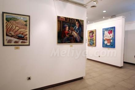 Los mejores exponentes del concurso de pintura 'Mujer y Arte' están expuestos en las pared...