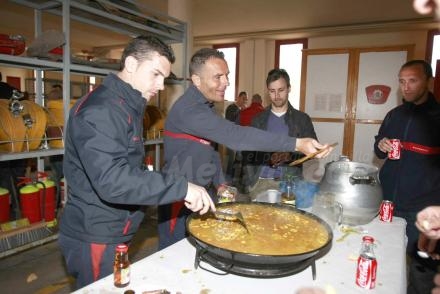 Una gran paella española para celebrar, en el Cuartel de Bomberos, el día del Patrón, San...