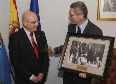 El decano del Colegio de Abogados, Blas Jesús Imbroda, entrega al ministro de Justicia, Ru...