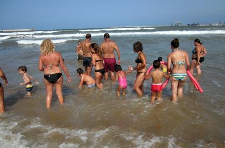 Baños en la playa, merienda y numerosos juegos, eso es lo que la Asociación Autismo Melill...
