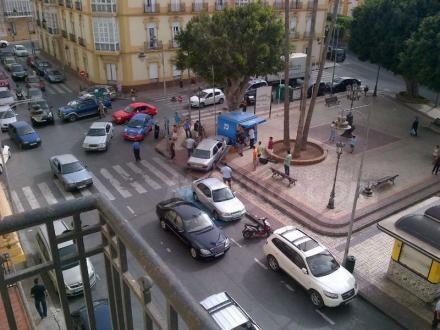 Curiosa instantánea que muestra un accidente en la plaza Torres Quevedo en la tarde del vi...