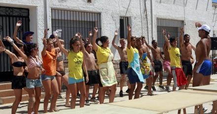 Sigue la Gran Movida Joven y los participantes tienen que mojarse, bailar y hasta hacer un...