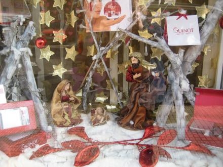 Pilar Mohand de la Peluqueria y estetica Linda Baker, nos manda su escaparate navideño, ga...