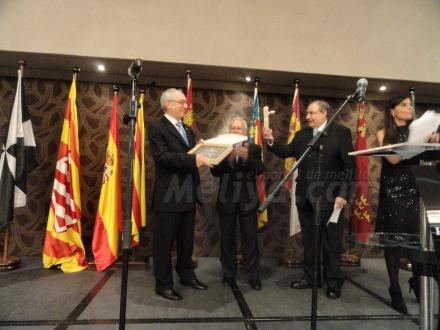 Rafael Vega, presidente de la Casa de Melilla en Barcelona, recoge el galardón de Entidad...