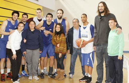 Foto de despedida para el gran capitán del Club Melilla Baloncesto, Nacho Romero se ha des...