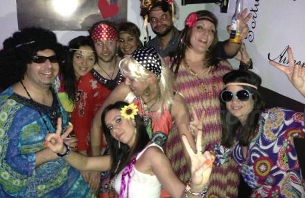 En el Pub El Rinconako ya celebran la primavera con una curiosa fiesta -Flower Power- y as...