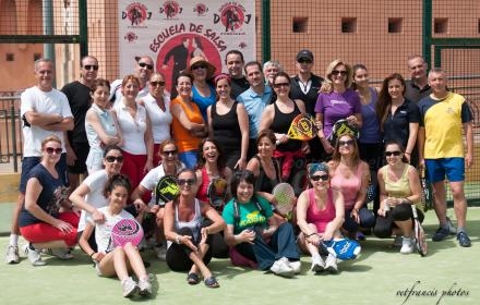 No les basta con bailar y bailar, ahora también juegan al padel y lo pasan en grande