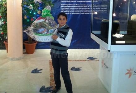 El pequeño Hisham Mohamed ha ganado la cesta de Navidad que ha sorteado la Fundación Gasel...