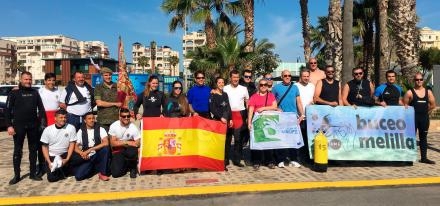 Grupo de voluntarios de la Asociación Melillense de Submarinismo que ha conseguido recoger...