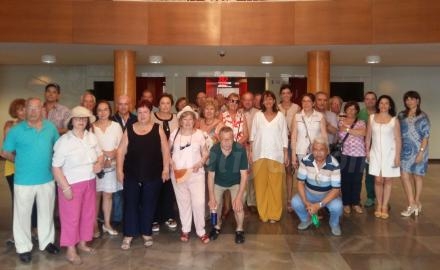 Algunos miembros de las Casas de Melilla han realizado una visita al Teatro Kursaal, acomp...