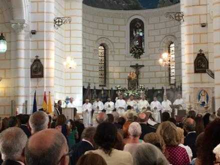 Cientos de melillenses acompañaron a la Patrona de Melilla durante su día, tanto en la mis...