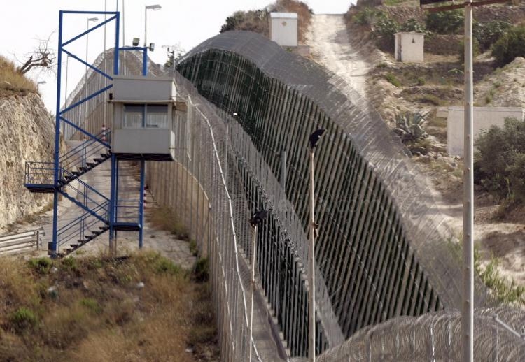 Dos inmigrantes subsaharianos consiguen cruzar la frontera con Melilla en un nuevo intento de salto