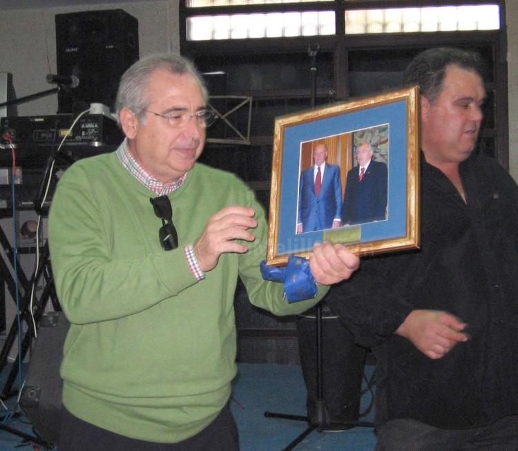Imbroda recibe un retrato suyo con Juan Carlos I