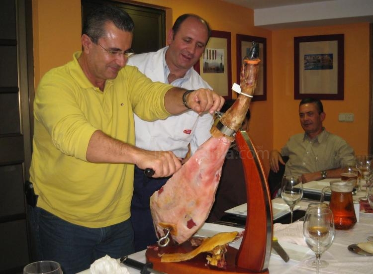 Los alumnos pudieron practicar el corte de jamón