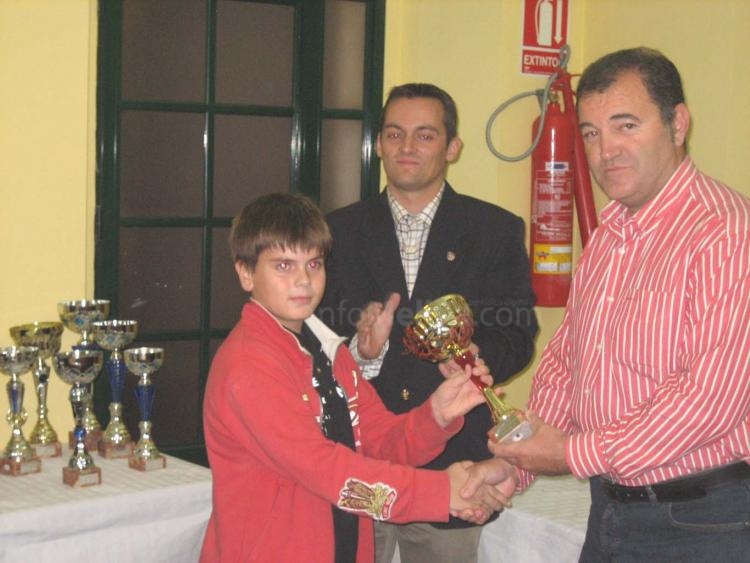 Paco Robles entregando trofeos