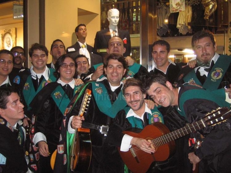 El grupo ganador saluda a la cámara