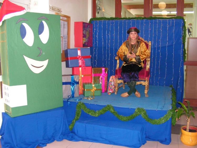 Los Reyes Magos instalan en la Biblioteca Pública un buzón para recibir las cartas de los niños melillenses