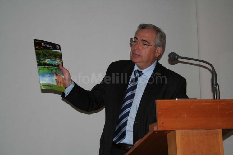 Juan José Imbroda con el folleto del Fuerte elaborado para la campaña