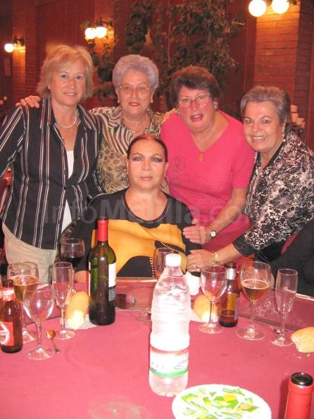 Sara Montiel y un grupo de admiradoras