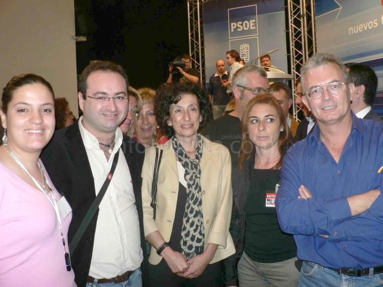 Integrantes del PSME junto a la ministra de Educación, Mercedes Cabrera