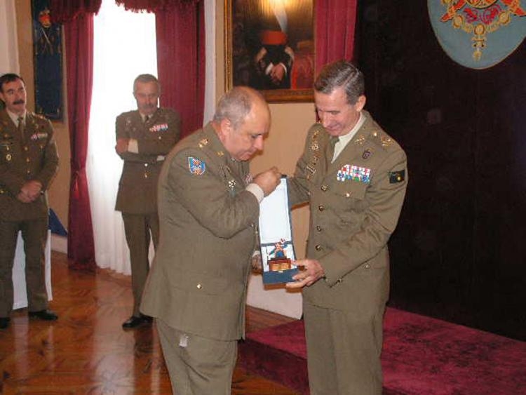 El coronel Gallardo recibe su miniatura