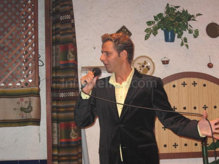 Canta el grandísimo artista melillense