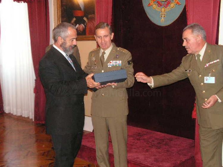Gustavo Cabanillas recibe su distinción