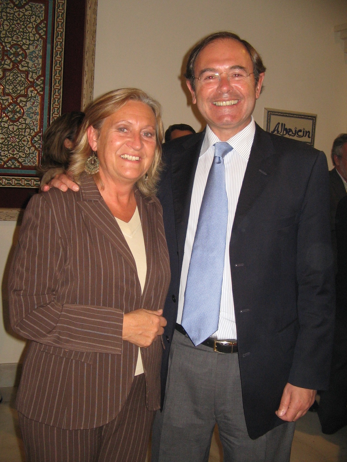 Gracita González de las Cuevas de Parres con el parlamentario