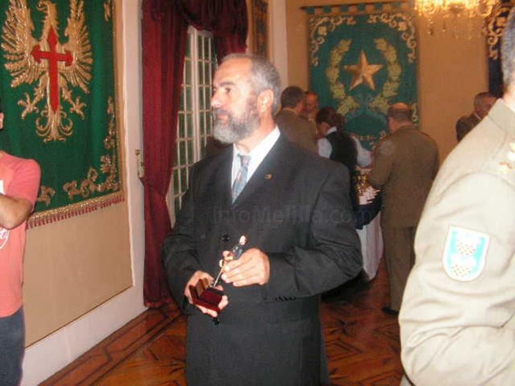 El presidente de la Fundacíón Gaselec con su miniatura