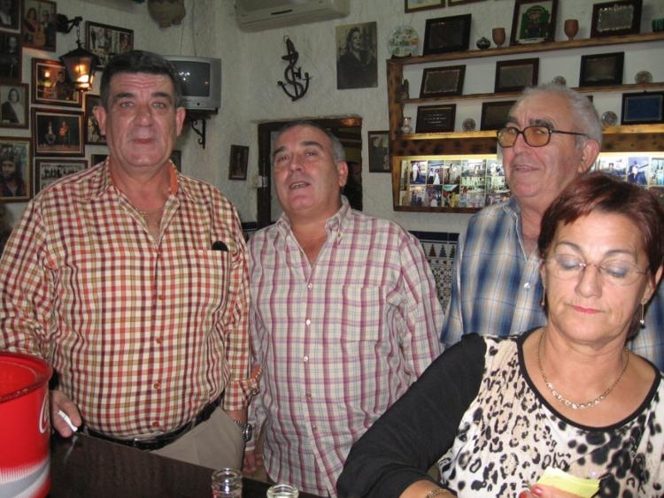 Socios en el ambigú de la peña