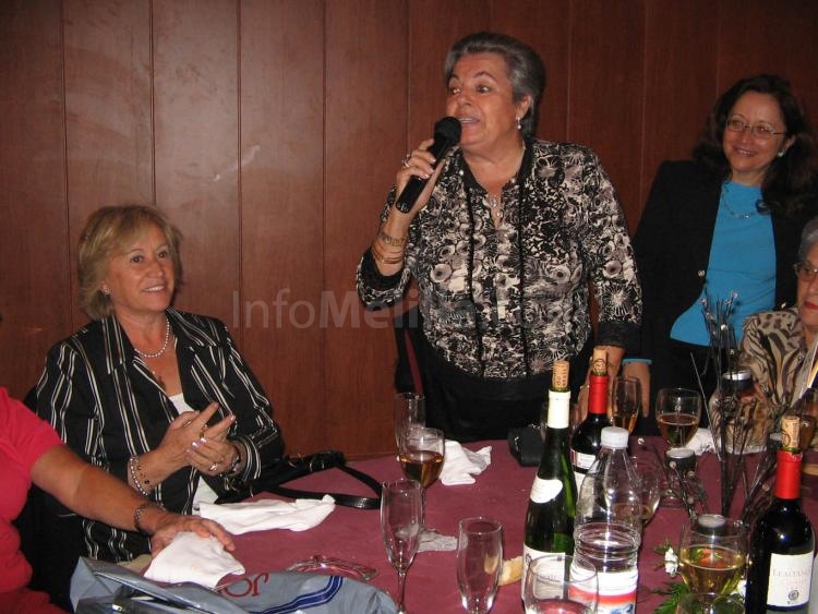 Encarna la de las Flores interpretando una colombiana