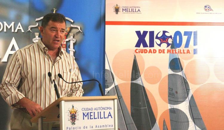 El Consejero de Juventud y Deporte, Paco Robles, presentando la XI Edición de la Semana Nautica