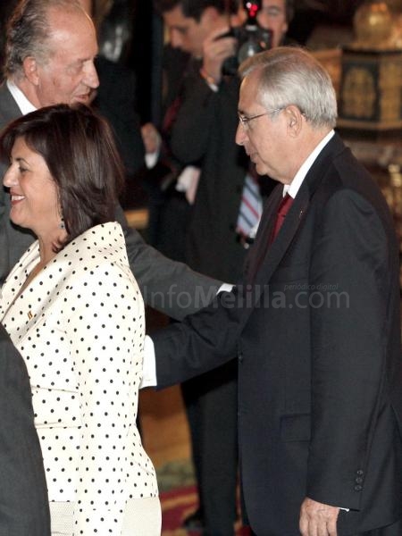 Su Majestad el Rey y Juan José Imbroda durante la recepción del 12 de octubre en el Palacio Real
