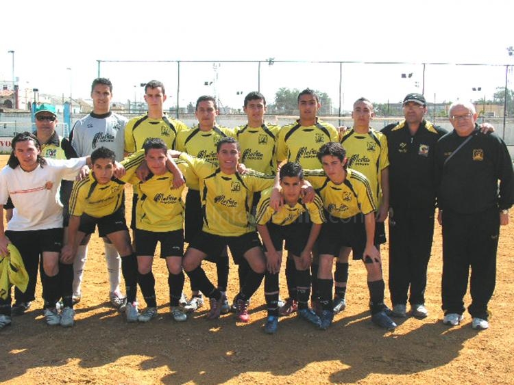 Formación gimnasta sobre el albero del "Piscinas Sevilla"