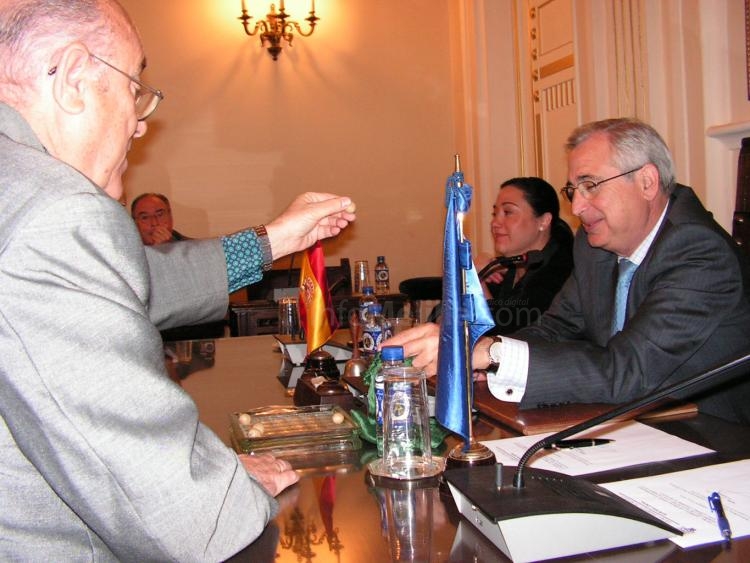 El Pleno de la Asamblea elige a los miembros que presidirán las 67 mesas electorales el próximo 27 de mayo