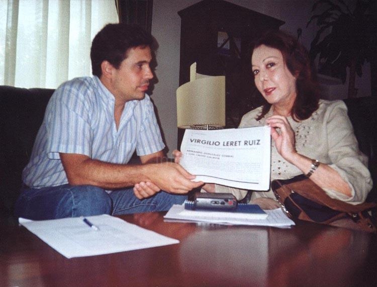 A la derecha, Carlota Leret con la esquela de su padre