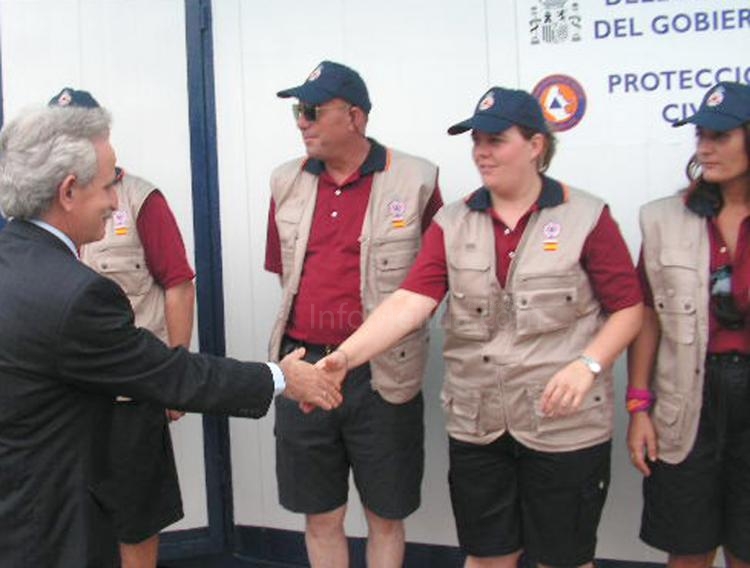 José Fernández Chacón saluda a los trabajadores de la Operación Paso del Estrecho