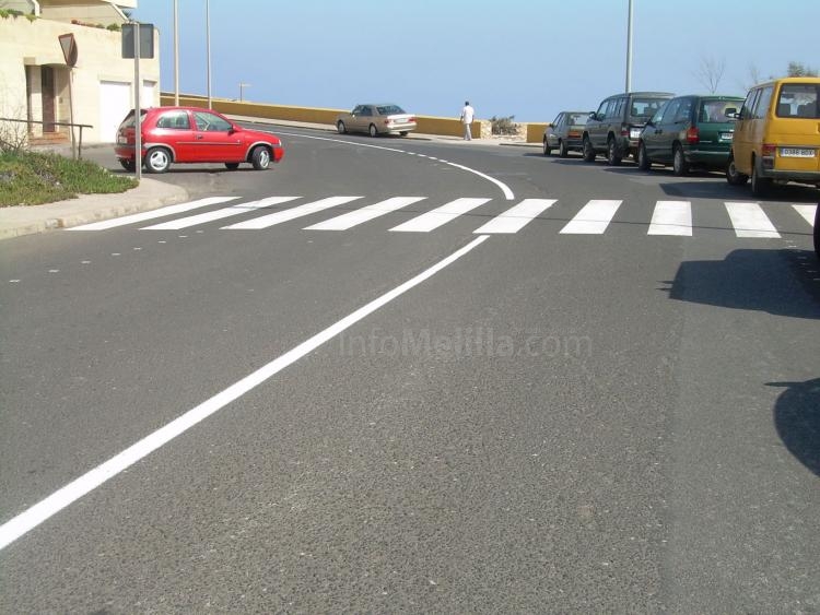 Seguridad Ciudadana continúa con la mejora de la señalización de calzadas, esta vez en la carretera de la Alcazaba