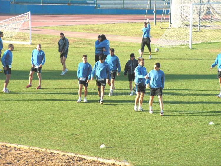 La plantilla azulina durante la sesión de calentamiento previa al partido