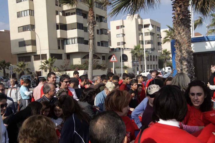 Melilla se viste de rojo para participar corriendo contra el SIDA