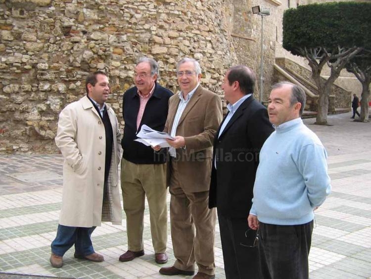 Imbroda con miembros de su Gobierno junto al lienzo de La Marina