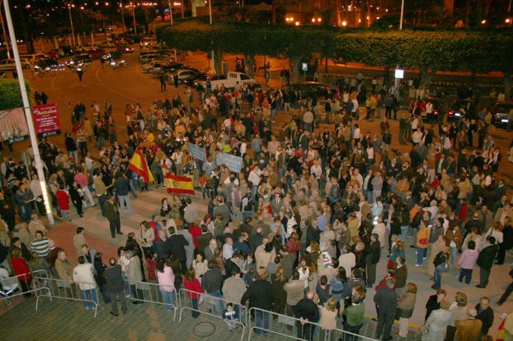 Concentración a la puerta del Palacio de la Asamblea