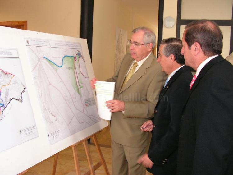 Imbroda supervisa los estudios previos a la construcción de nuevos viales que cambiarán la fisionomía de la zona norte de la ciudad