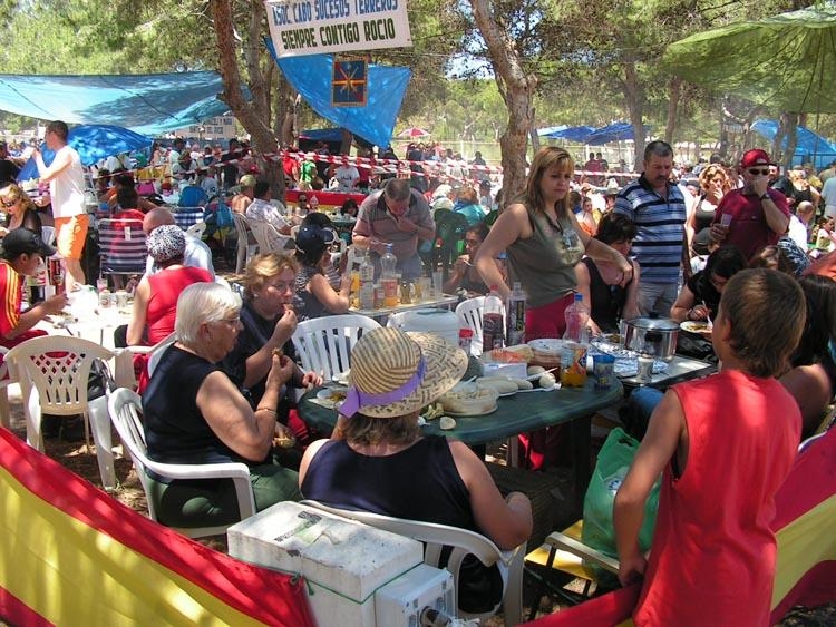 Miles de melillenses han decidido pasar hoy el día junto a la Virgen del Rocío